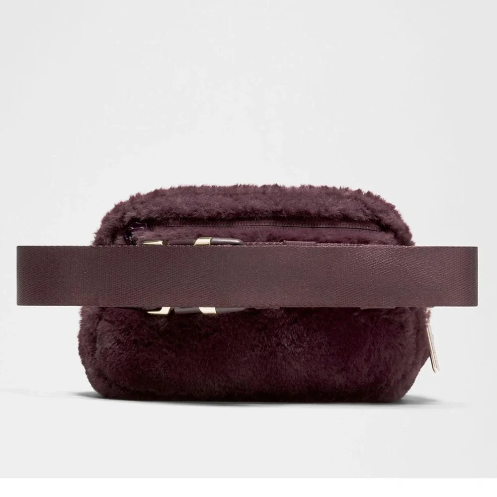 Lululemon NWT Everywhere Belt Bag - Plush Fleece - Black Plum/Gold - Picture 3 of 7